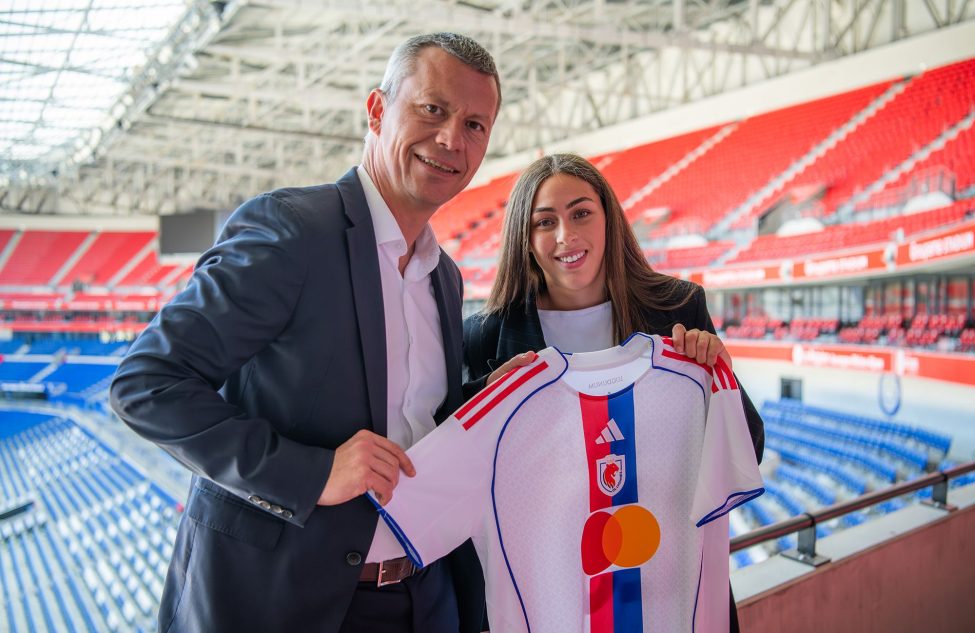 Sofia Bekhaled signs her first professional contract with OL Lyonnes