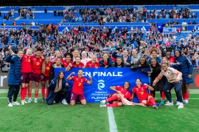 Les Lyonnes et le public après la qualification en finale des play-offs