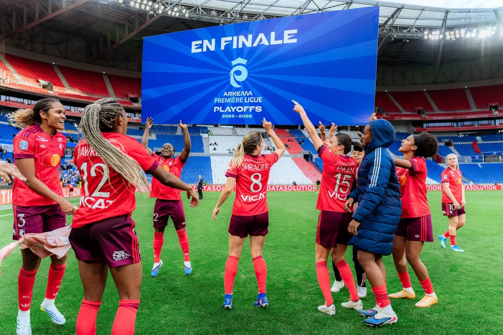 Les Lyonnes célébrant après la qualification en finale des play-offs
