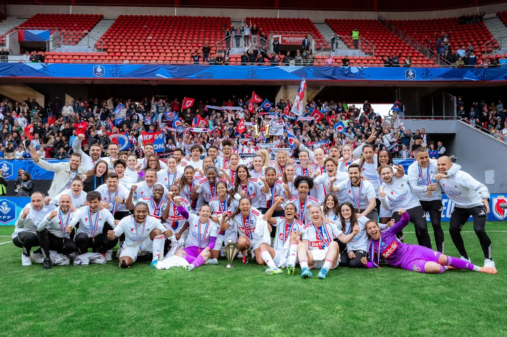 Les Lyonnes, le staff et les supporters lyonnais