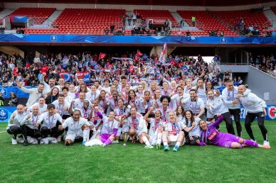 Les Lyonnes, le staff et les supporters lyonnais