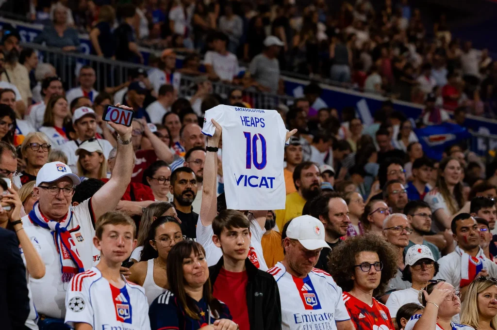 Les supporters & le maillot de Lindsey Heaps