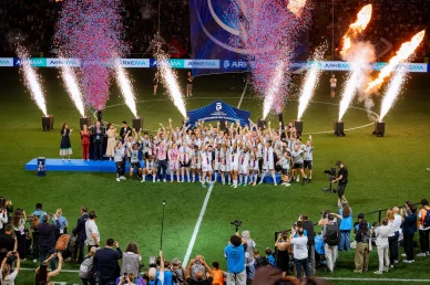 Les Lyonnes soulèvent le trophée