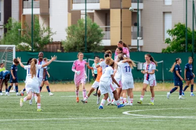 La joie des jeunes Lyonnes après le coup de sifflet final