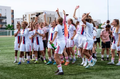 La joie des jeunes Lyonnes après le coup de sifflet final
