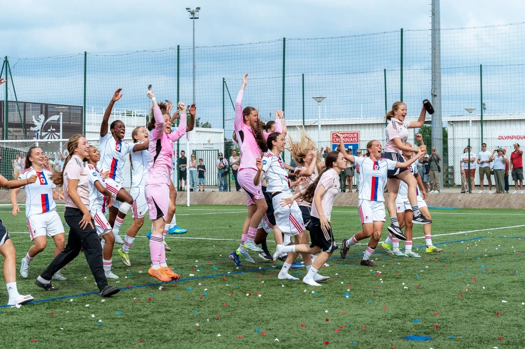 La joie des jeunes Lyonnes après le coup de sifflet final