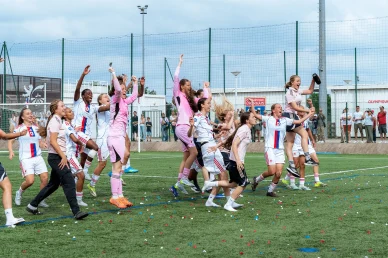 La joie des jeunes Lyonnes après le coup de sifflet final