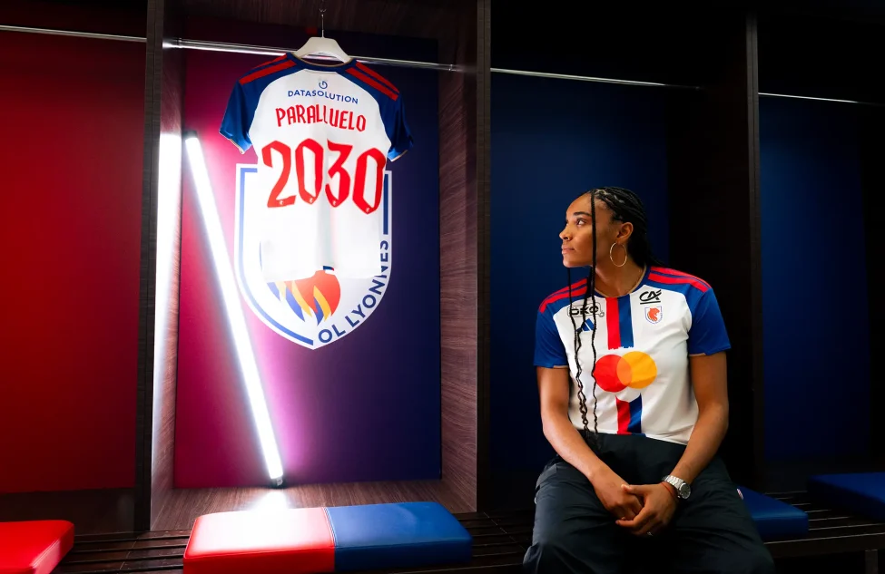 Salma Paralluelo's contract signing