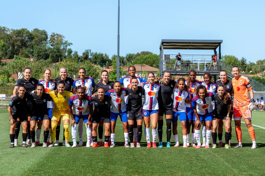 Photo collective des Lyonnes et des joueuses de la Real Sociedad