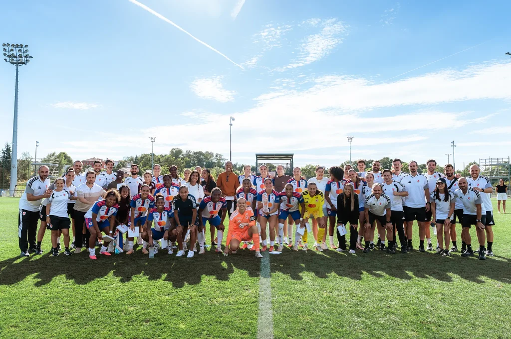 Les Lyonnes et le staff avec la Mastercard Cup