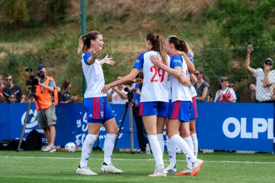 Damaris Egurrola, Jule Brand & Caroline Weir
