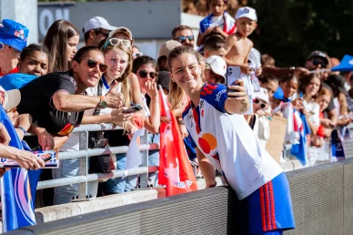 Damaris Egurrola et les supporters