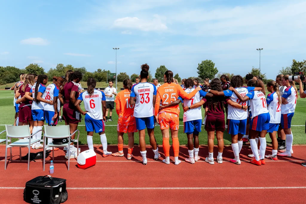Les Lyonnes et le staff après le match