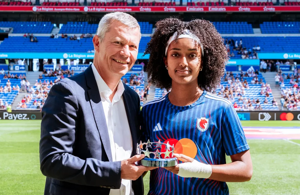 Le trophée de la révélation UWCL remis à Lily Yohannes