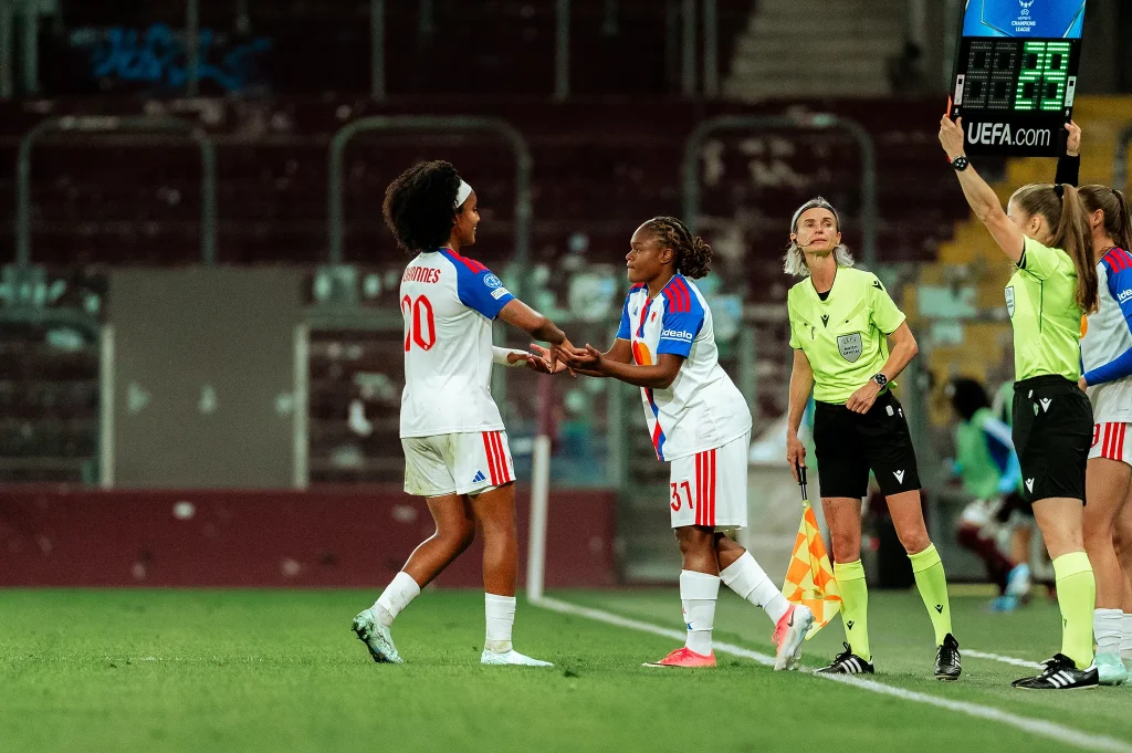 Lily Yohannes cédant sa place à Liana Joseph