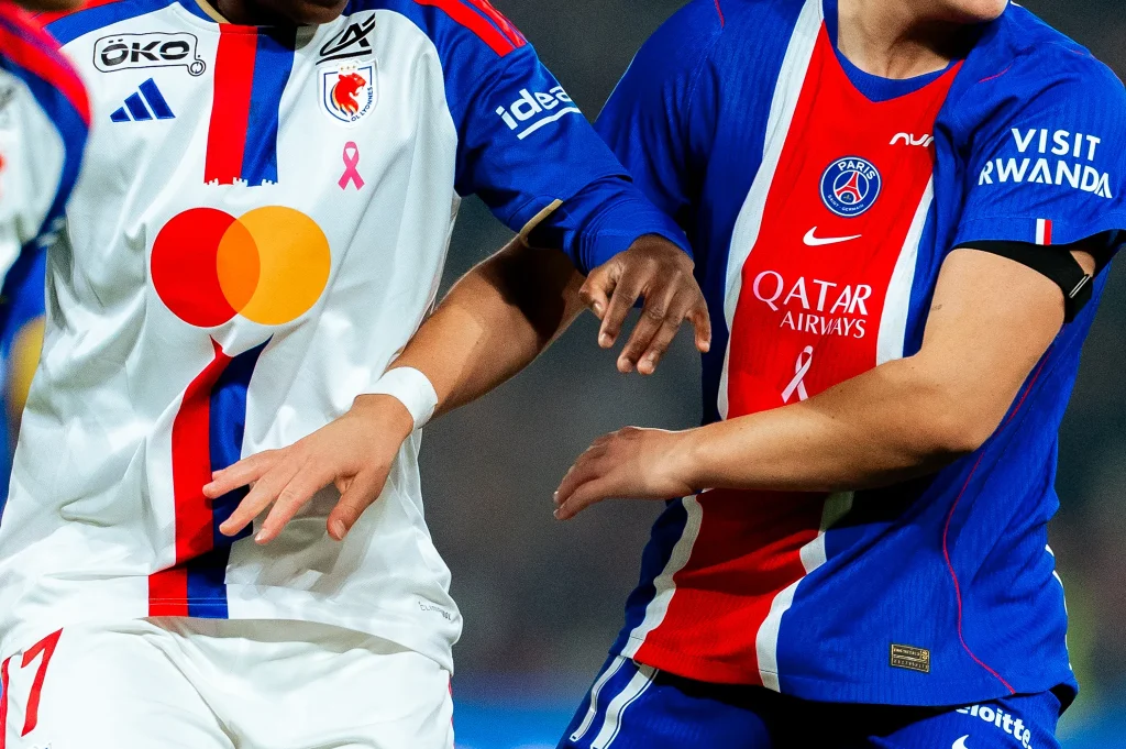 Les maillots floqués à l'occasion d'octobre rose