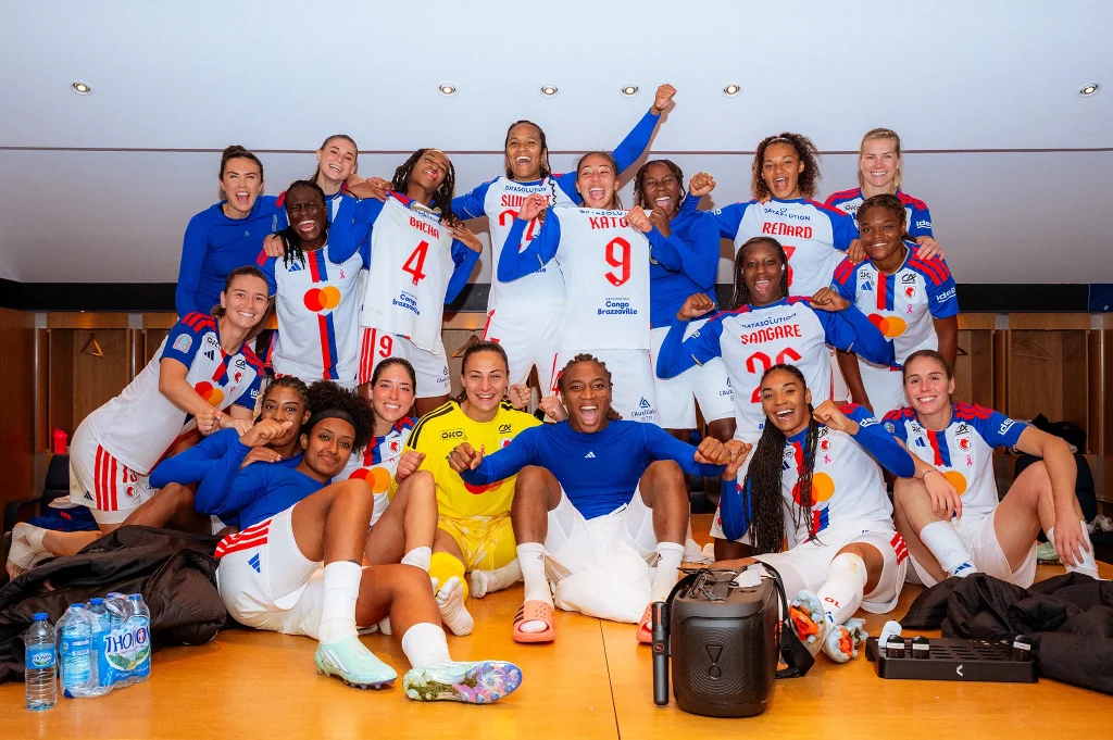 Les Lyonnes célébrant la victoire