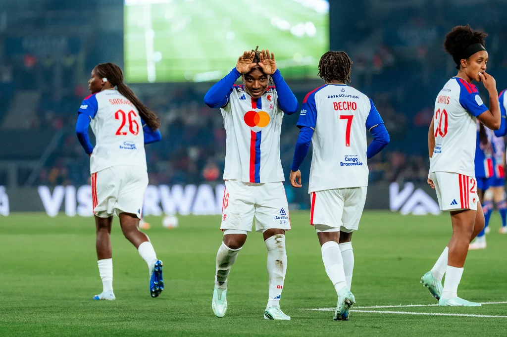Melchie Dumornay célébrant son but