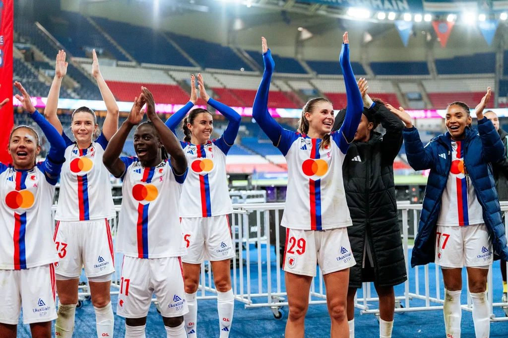 Les Lyonnes célébrant avec les supporters lyonnais
