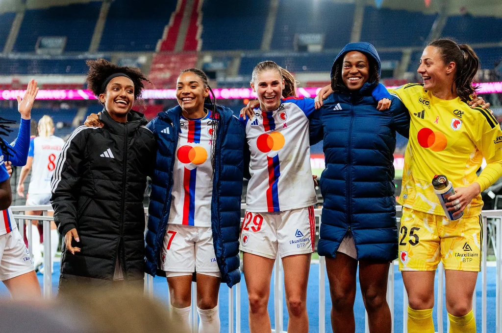 Les Lyonnes célébrant avec les supporters lyonnais