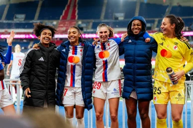 Les Lyonnes célébrant avec les supporters lyonnais