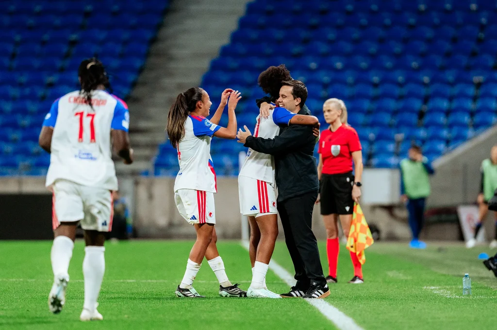 Lily Yohannes célébrant son but avec Jonatan Giráldez