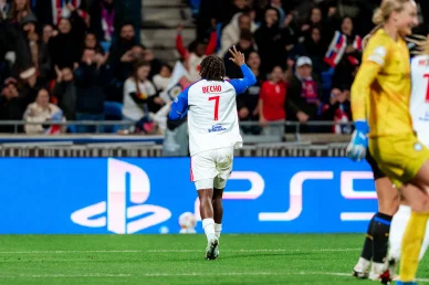 Vicki Becho célébrant son triplé